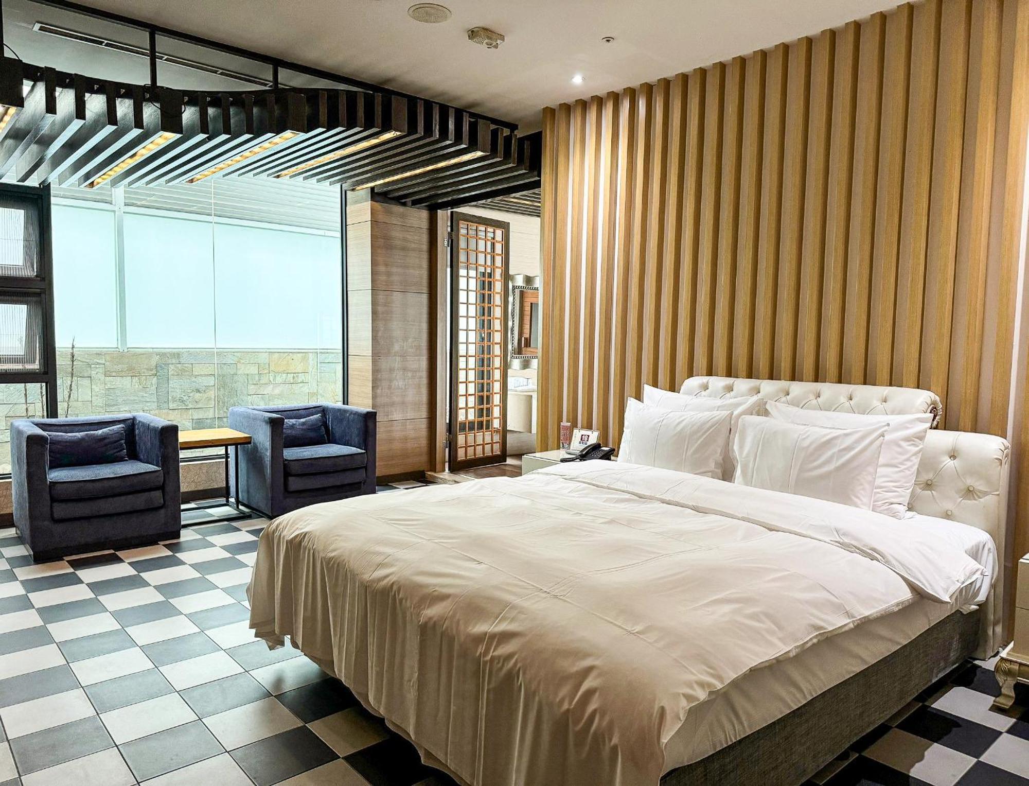All-Ur Boutique Motel - Taichung Branch Buitenkant foto