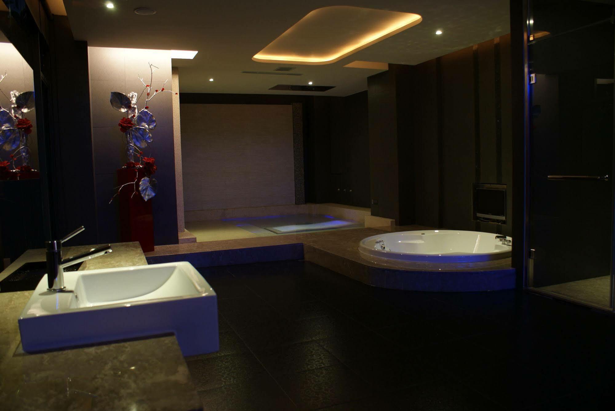 All-Ur Boutique Motel - Taichung Branch Buitenkant foto