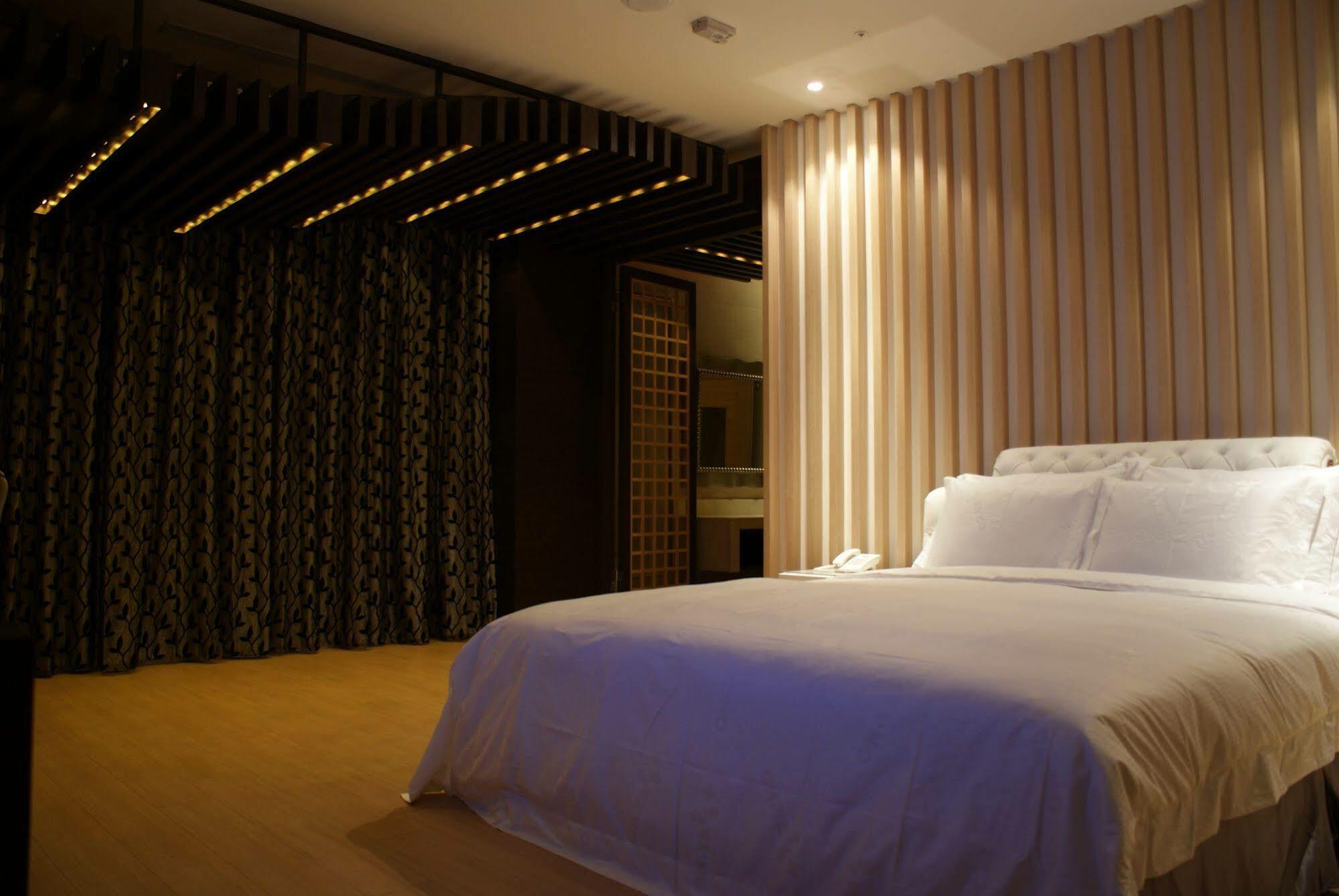 All-Ur Boutique Motel - Taichung Branch Buitenkant foto